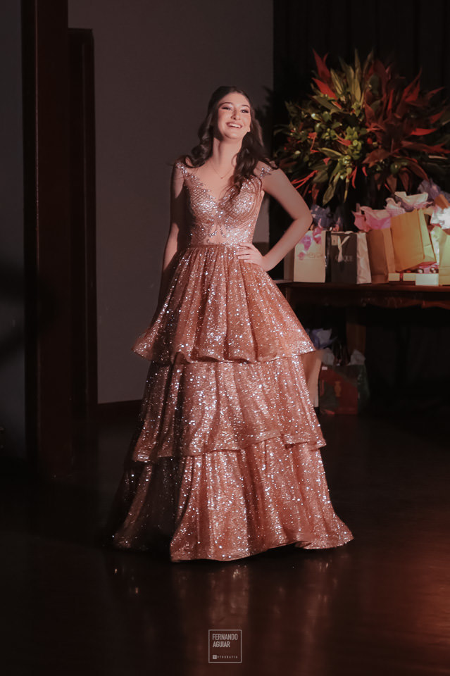 Debutante de 15 anos entrando no salão