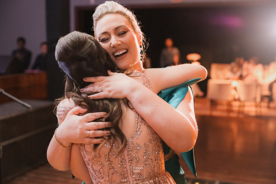 Abraco da debutante na mae no seu aniversario Urussanga