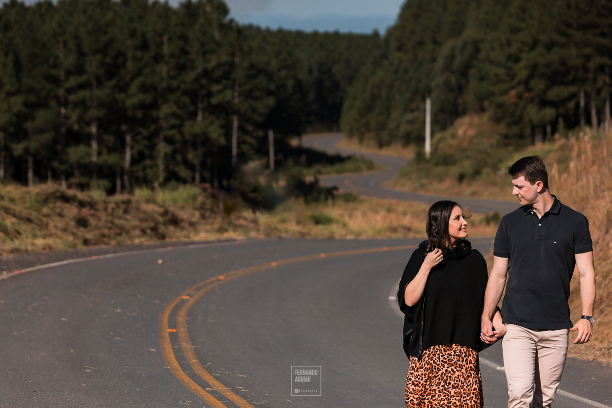 ensaio de casamento serra do corvo branco casal caminhando na estrada