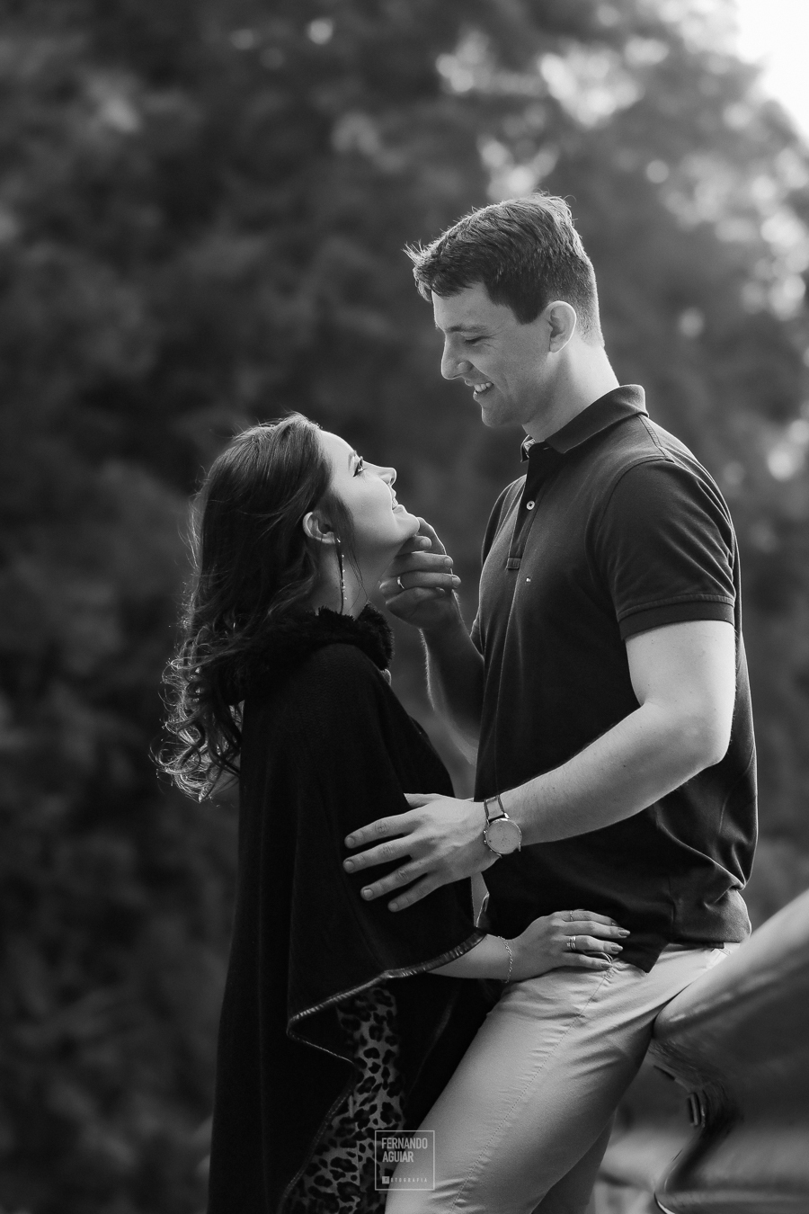 Foto preto e branco do casal apaixonado