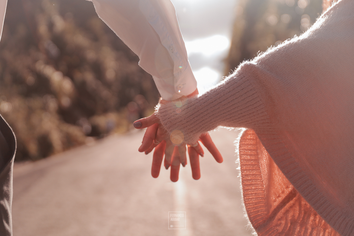 casal de mãos dadas na fenda do corvo branco
