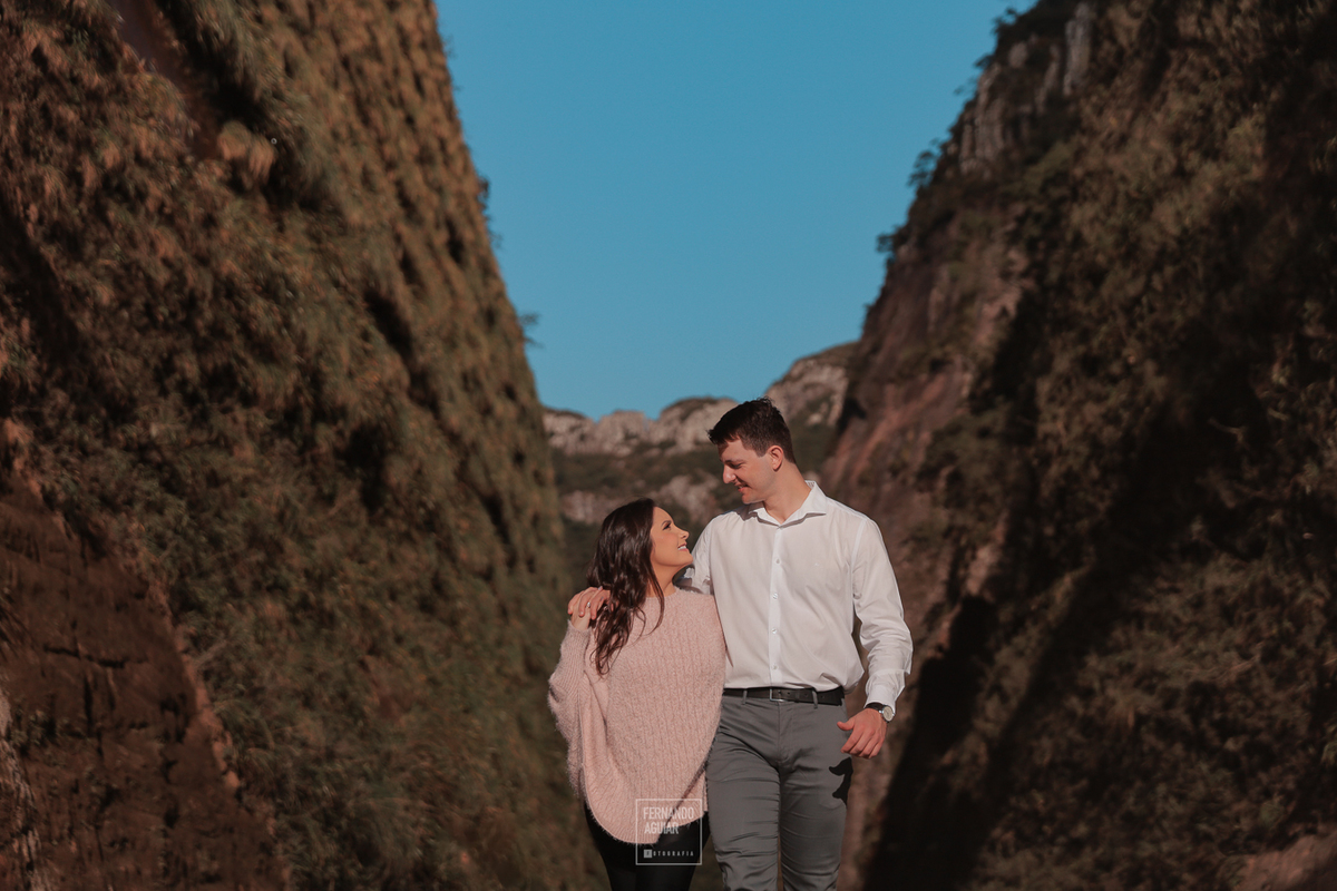 casal caminhando na fenda da serra do corvo branco
