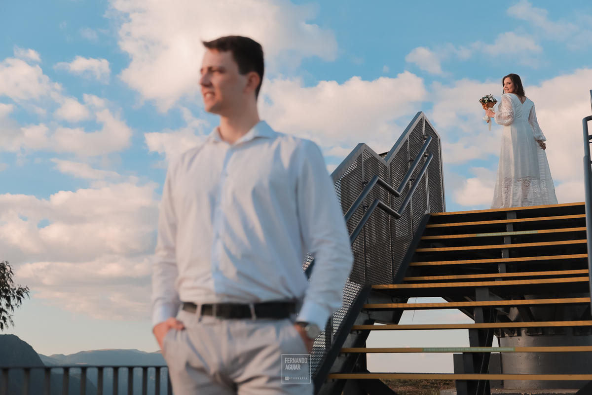 Casal no mirante do alto do corvo em urubici na serra do corvo branco 