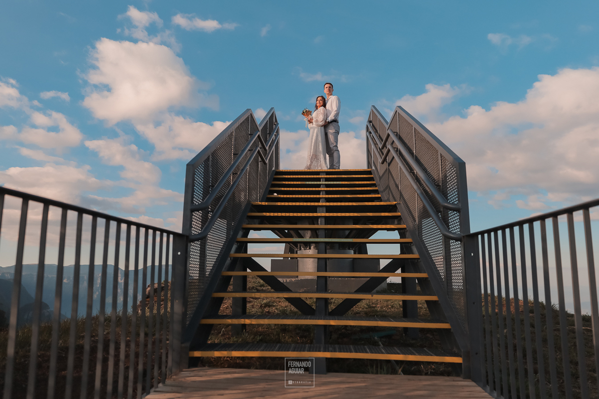 Ensaio de casal realizado no mirante da serra do corvo branco 