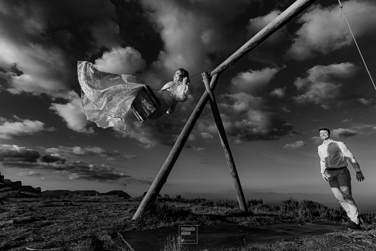 casal brincando no balanço do alto do corvo em urubici