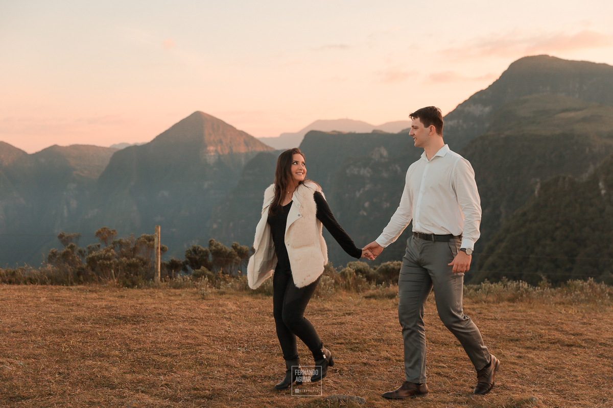 casal andando no alto do corvo ao fundo a morro das piramides