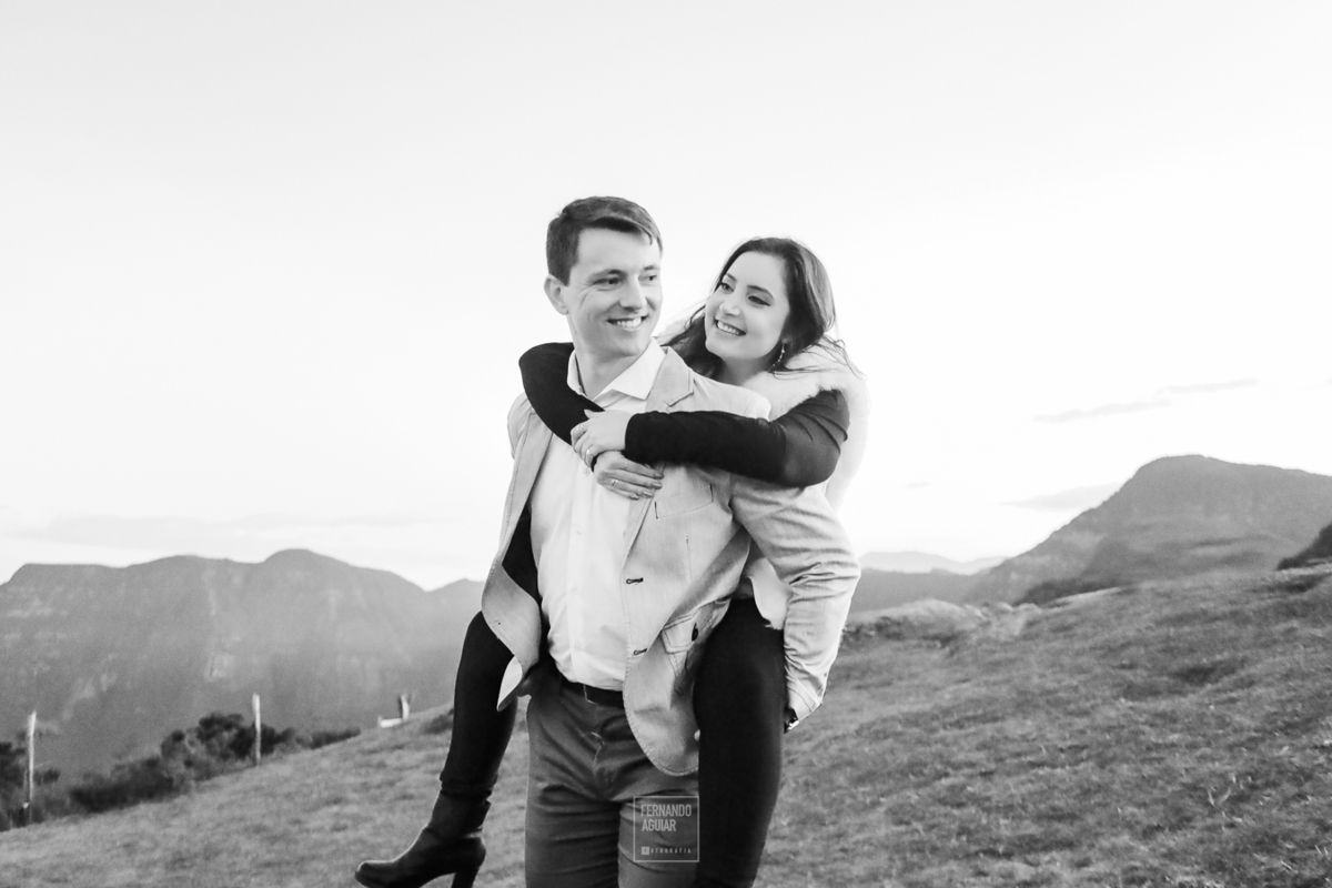 noiva andando no colo do noivo