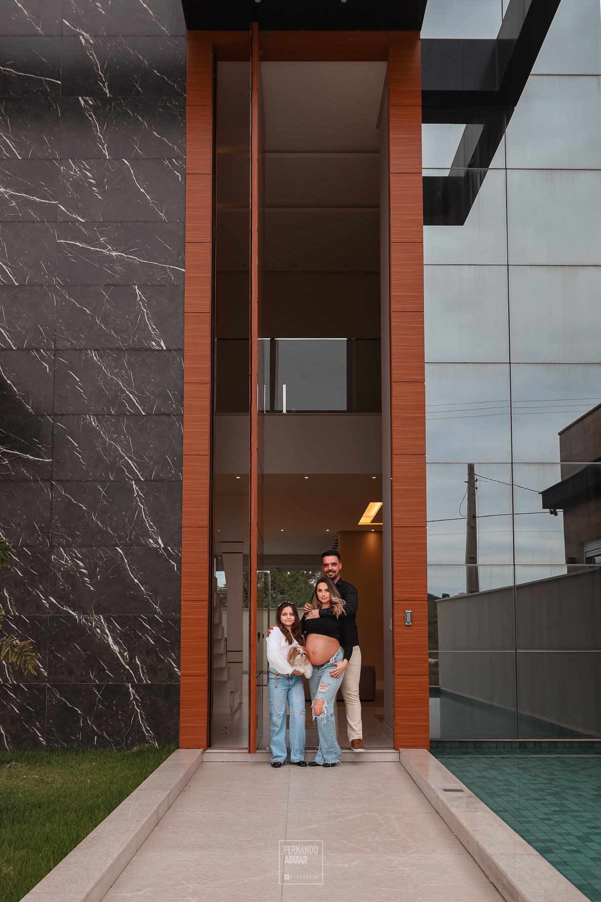 Porta de 8 metros de altura na casa do cliente ensaio de gestante