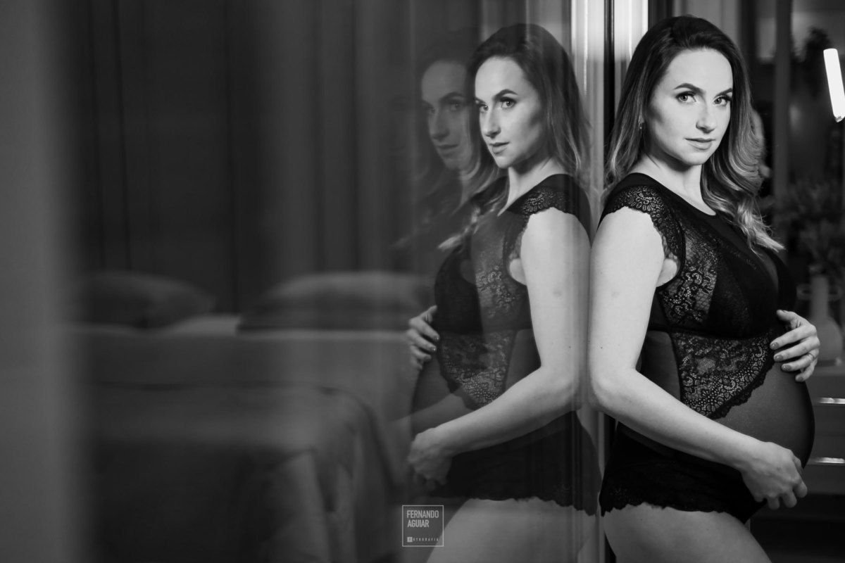 retrato preto e branco da gestante feito em casa