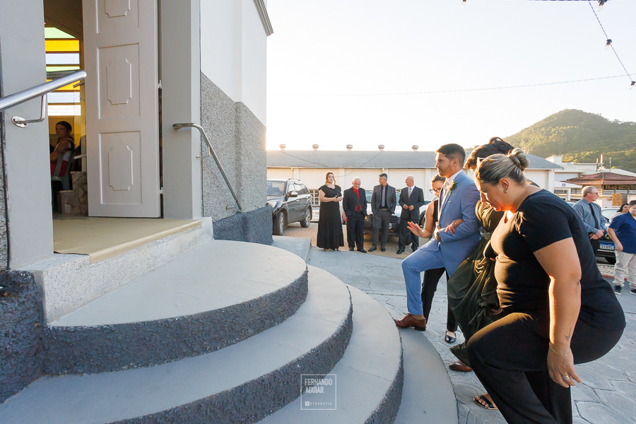 noivo chegando na igreja