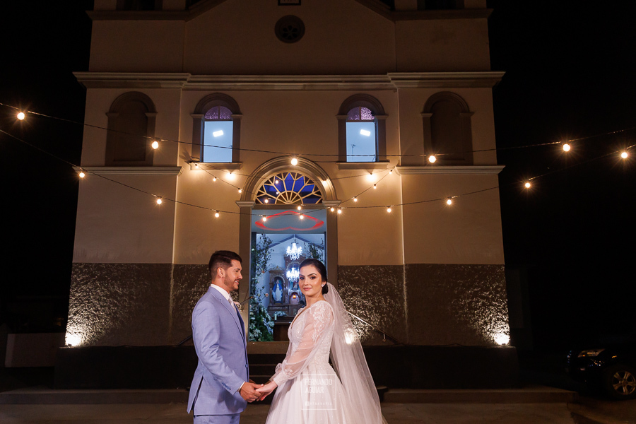 retrato dos noivos na igreja