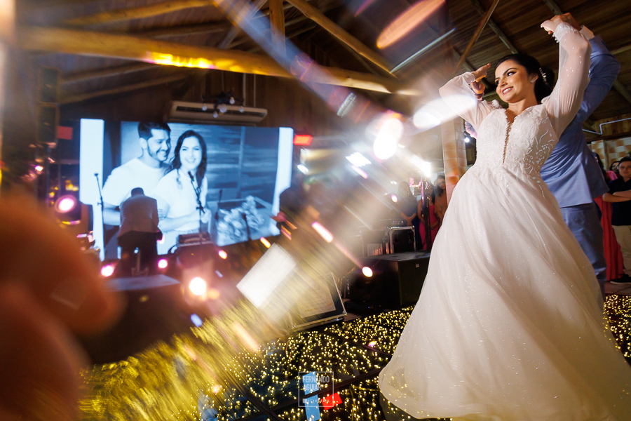 noiva dançando, vestido de noiva, pista de dança no casamento