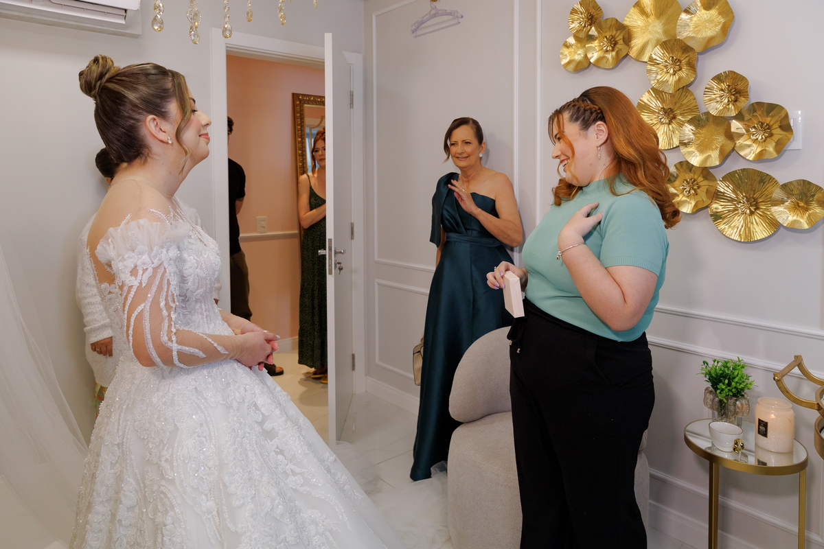 
Noiva ganhando presente no making of, Amure Beauty, Natalia Petrova, Jonas Heidemann