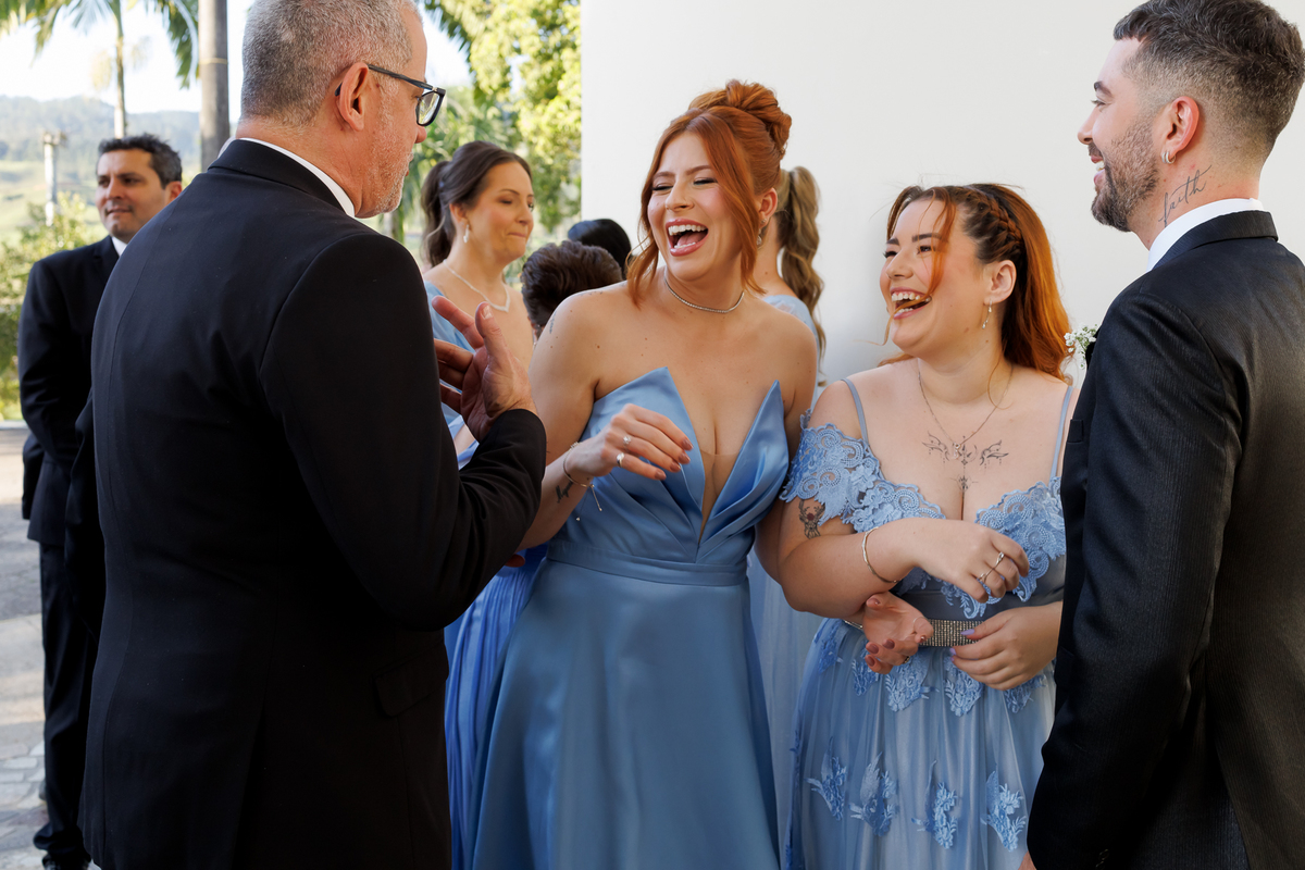 Padrinhos de casamento felizes