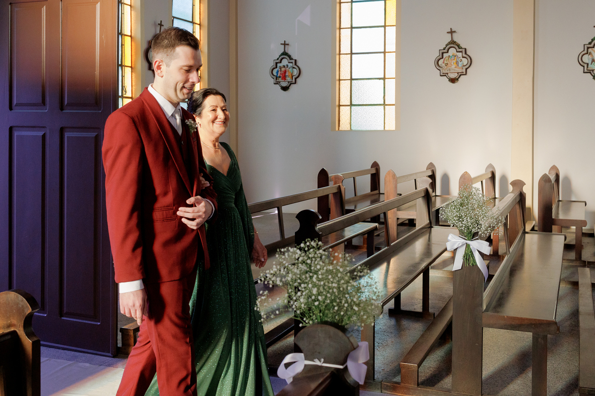 Entrada do noivo na igreja, terno do noivo, terno vermelho