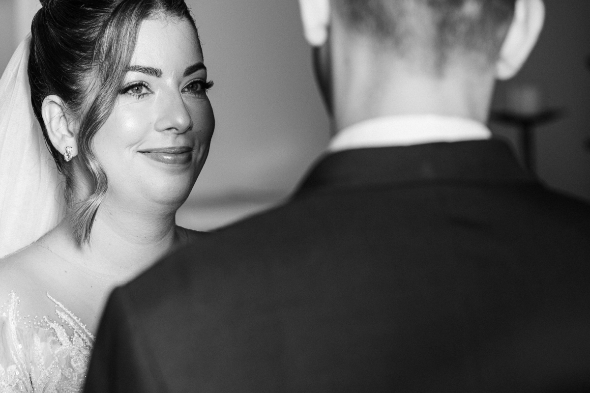 Noivos se olhando na igreja, Jonas Heidemann