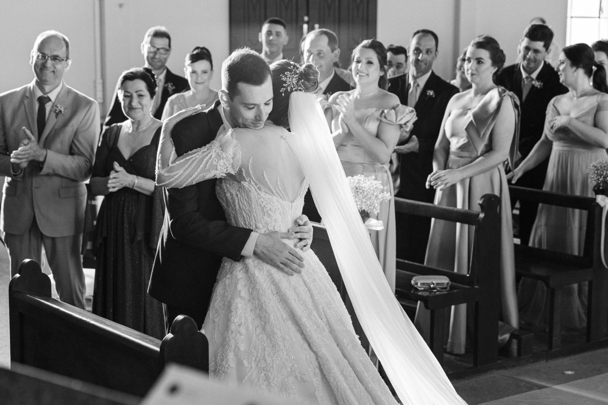 Noivos se abraçando na igreja