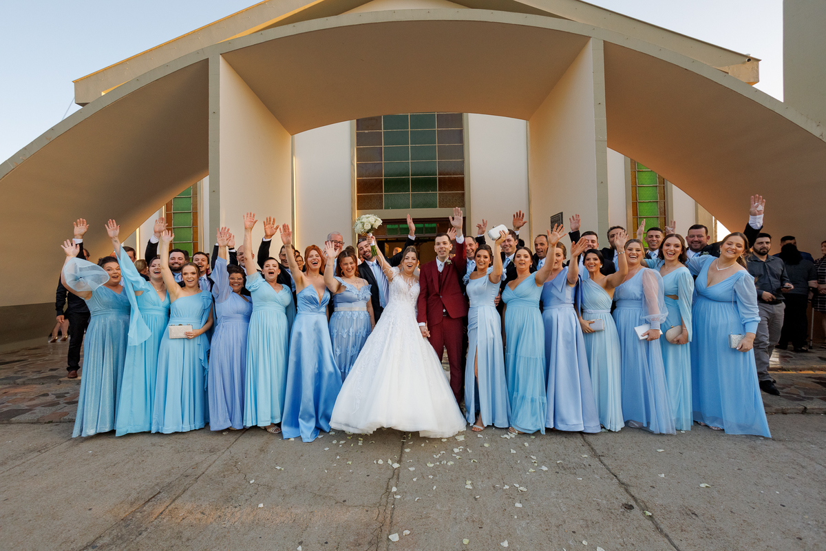 Madrinhas na saída do casamento, madrinhas de vestido azul