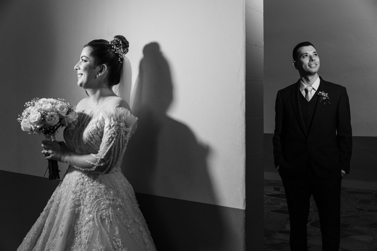 Noivos na igreja, foto criativa preto e branco