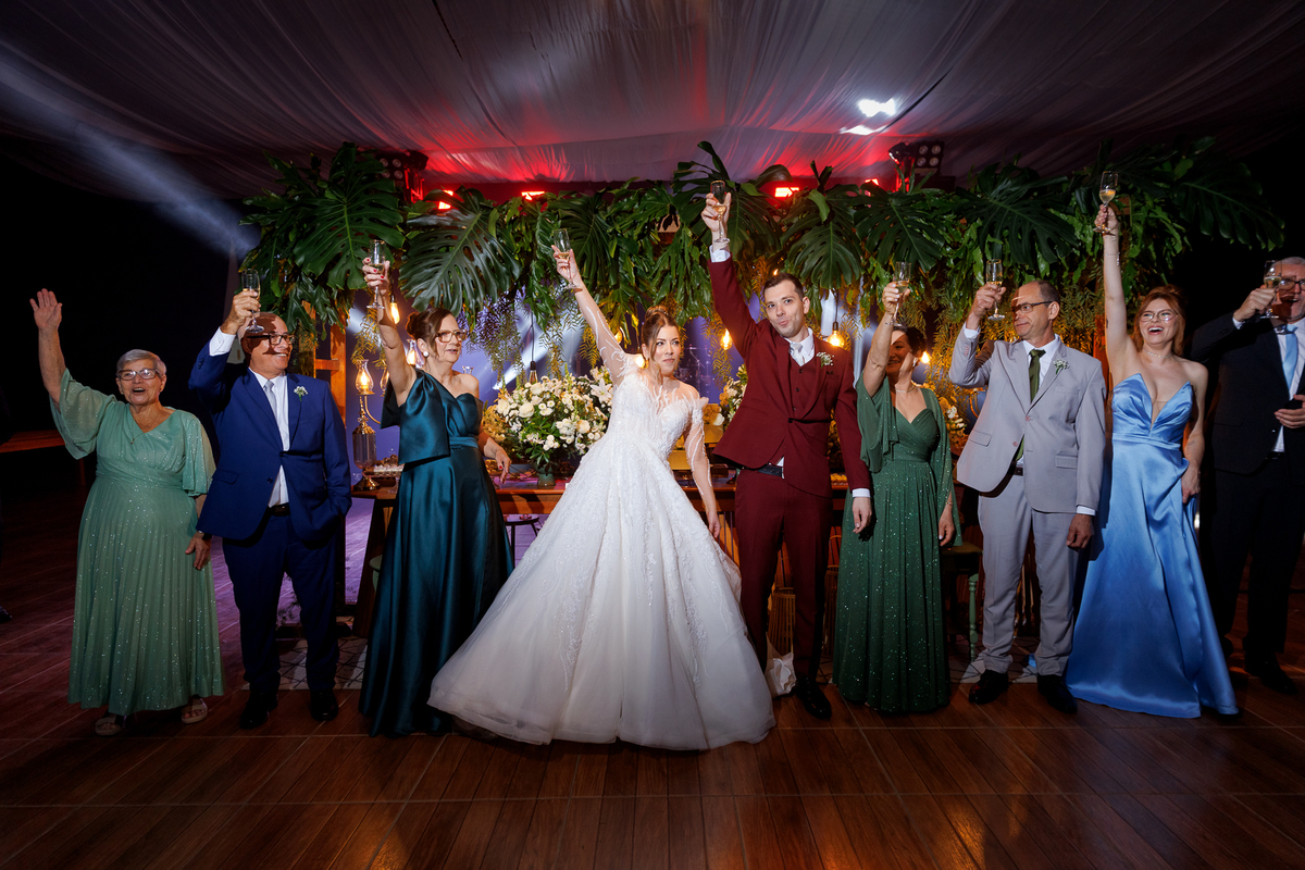 Noivos e convidados felizes