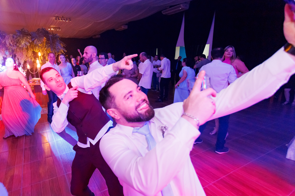 noivo e convidado Dançando com Animação,
