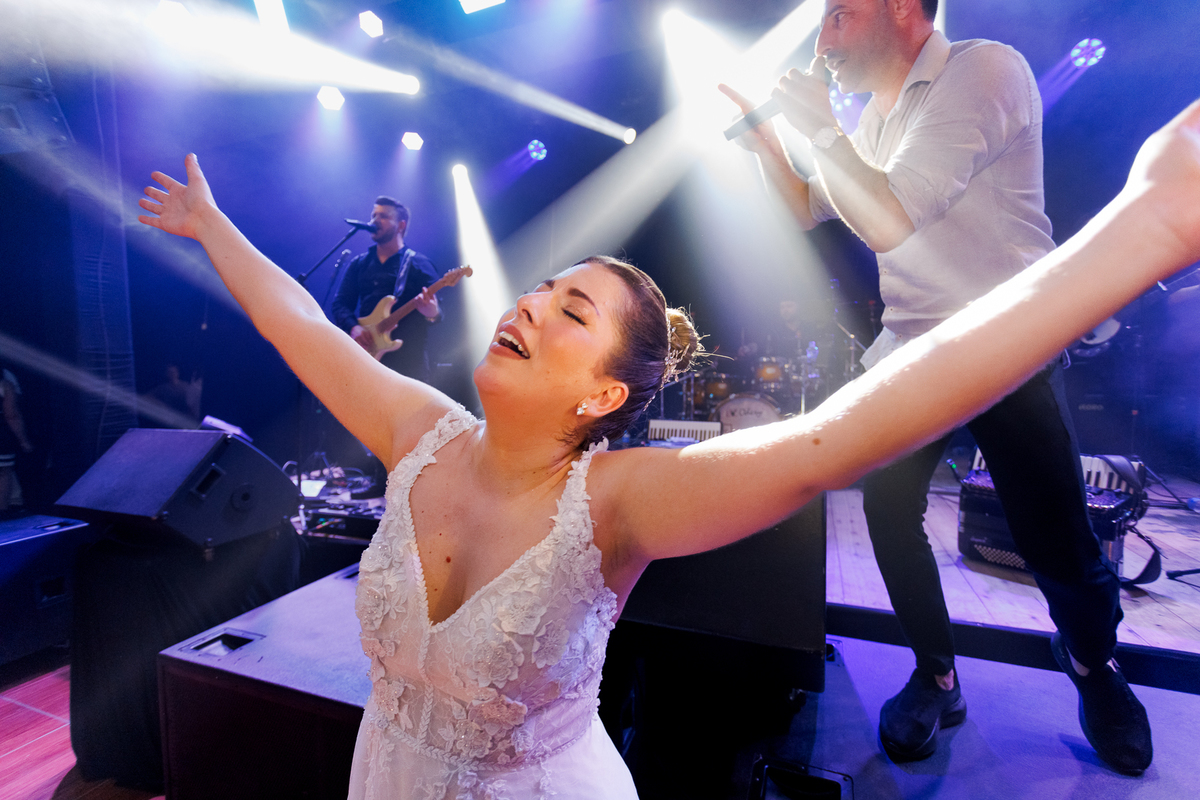 Noiva feliz cantando na festa de casamento, Noiva Vibrando com a Música