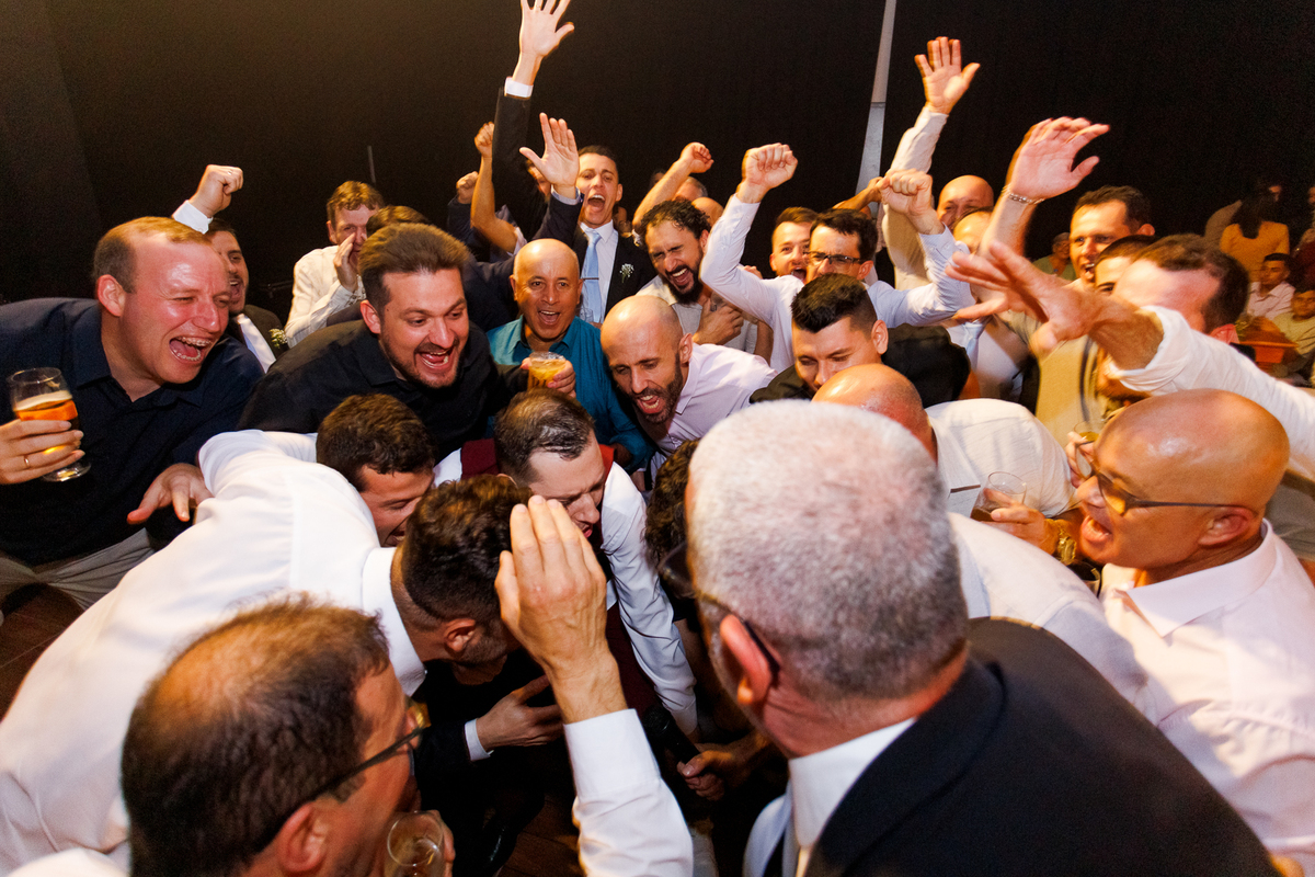 amigos e familiares celebrando com muita animação, Grupo de Convidados Comemorando Juntos