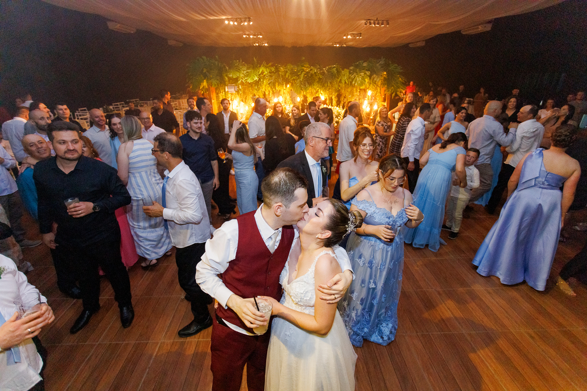 Casais e Convidados na Pista de Dança
