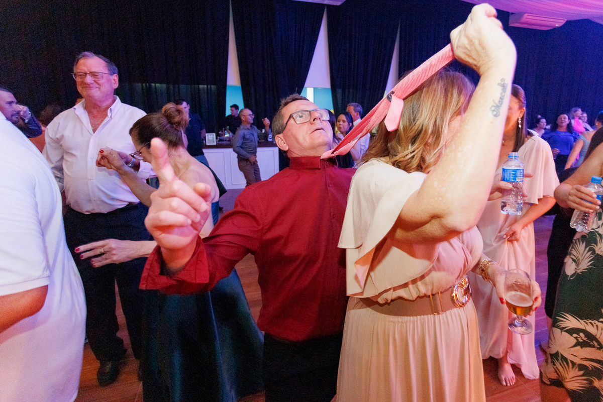 Interação Alegre entre Convidados
