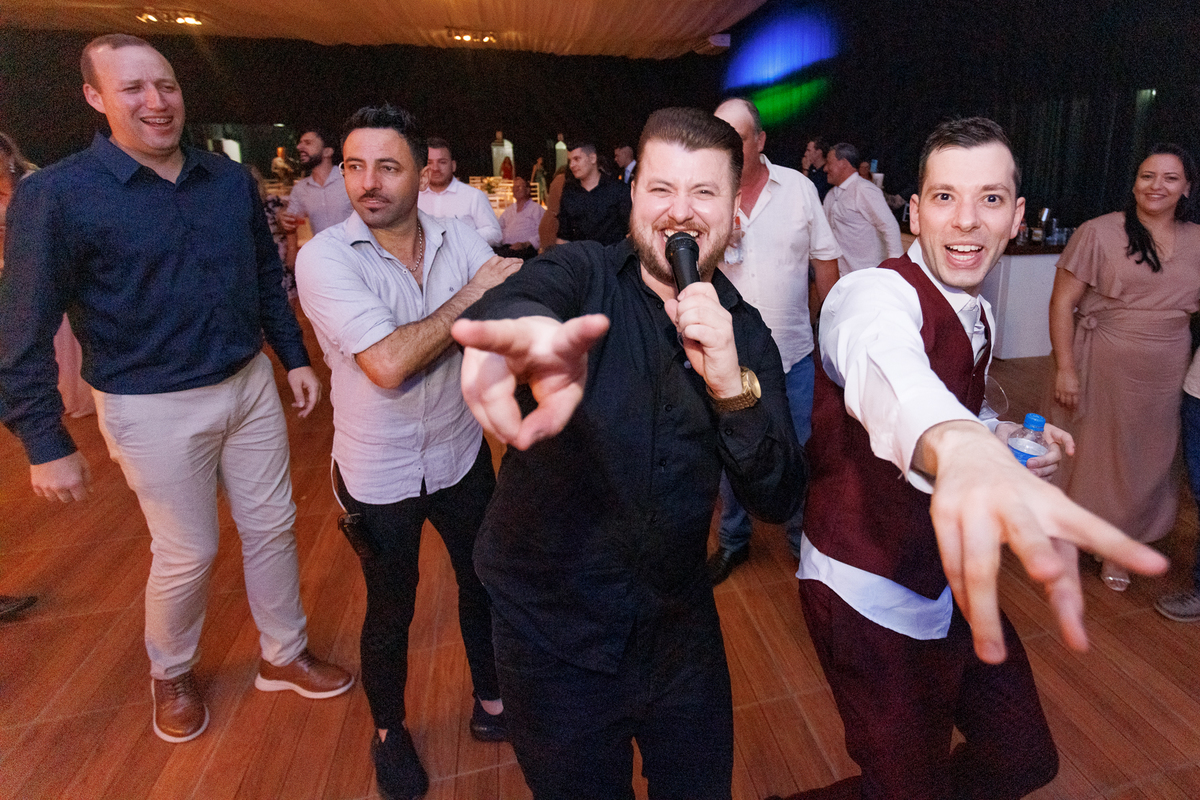 Amigos Celebrando Divertidos, noivo e convidado dançando
