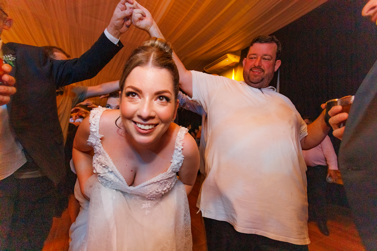 noiva se divertindo na festa, noiva dançando