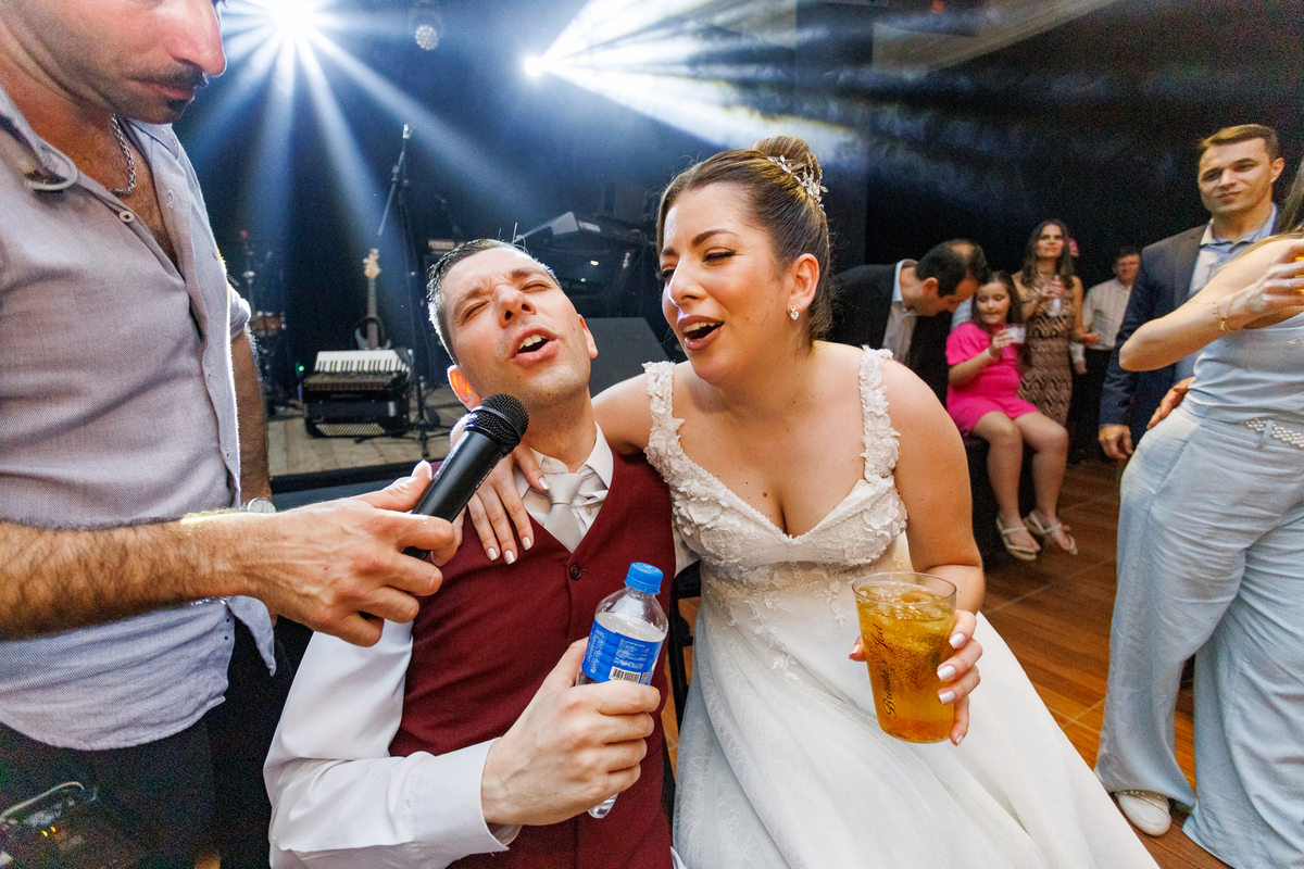 noivos cantando na festa de casamento