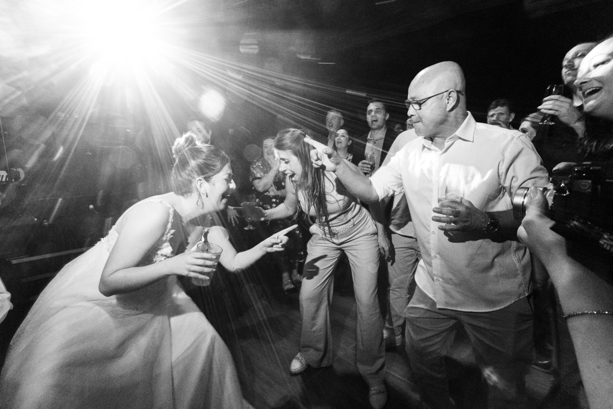 noiva se divertindo com os convidados do casamento