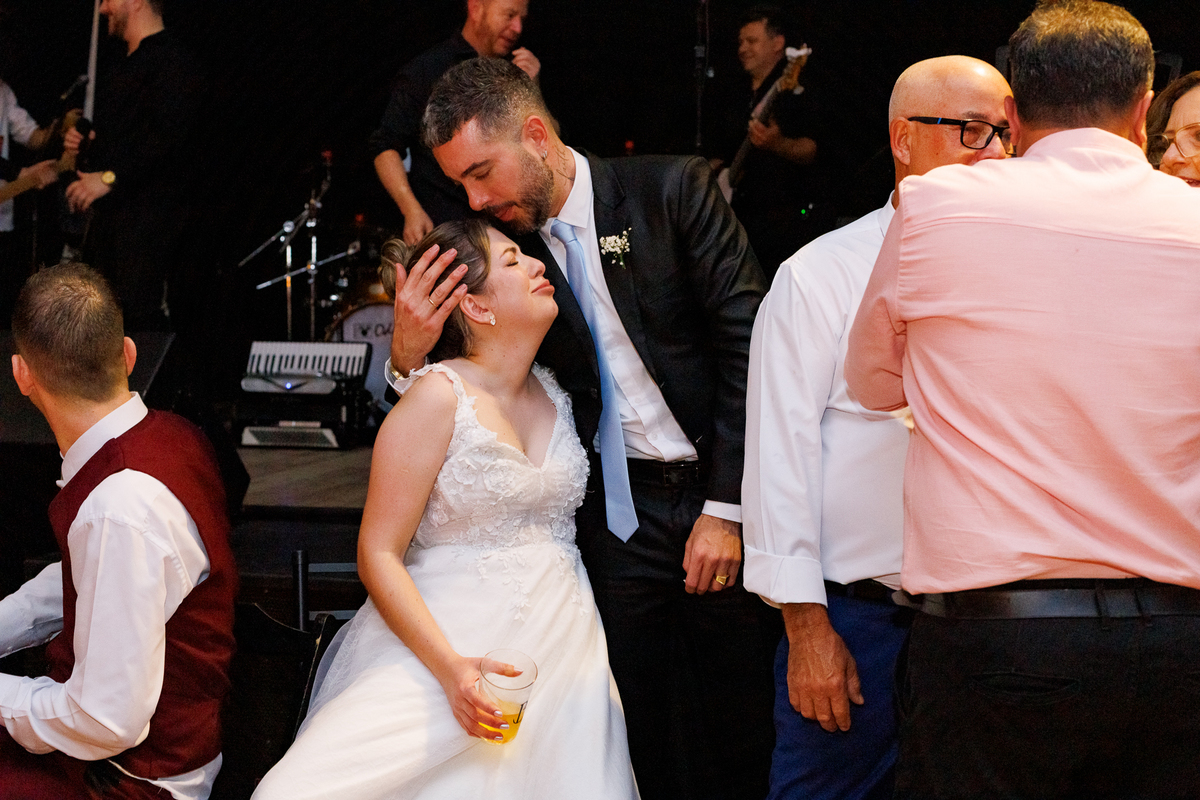 momento de carinho e uniao da noiva com convidado no casamento