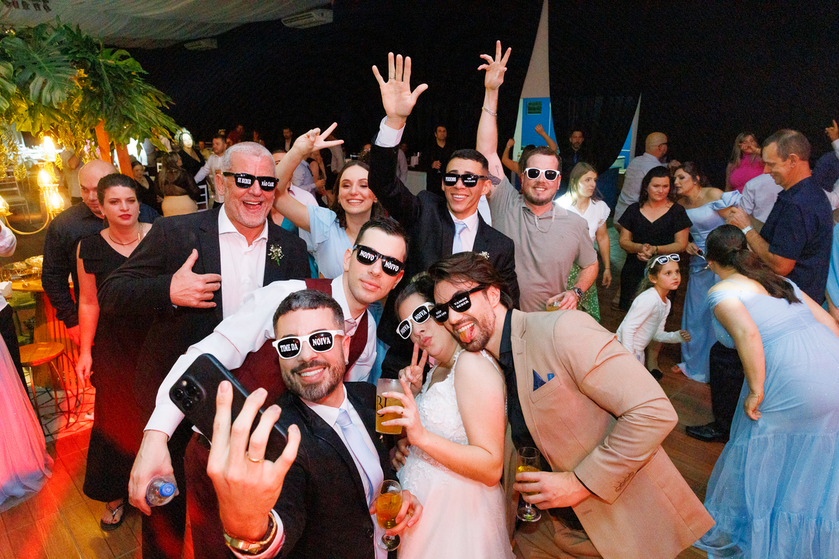 noivos dançando e fazendo careta com os convidados