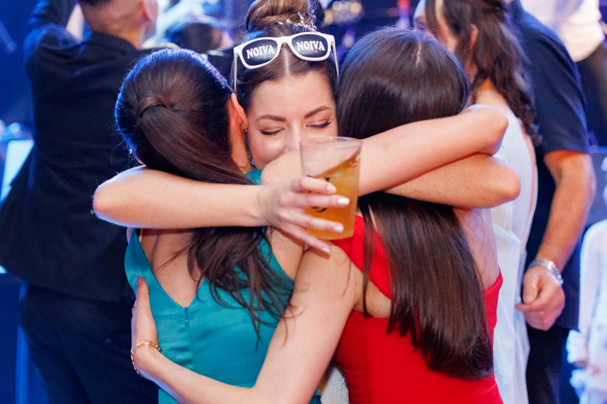 momento de carinho e uniao da noiva com convidadas no casamento, noiva abraçando convidadas