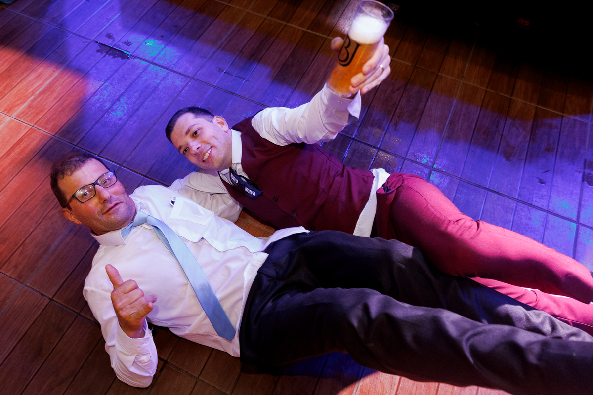 noivo se divertindo, noivo brincando com convidado