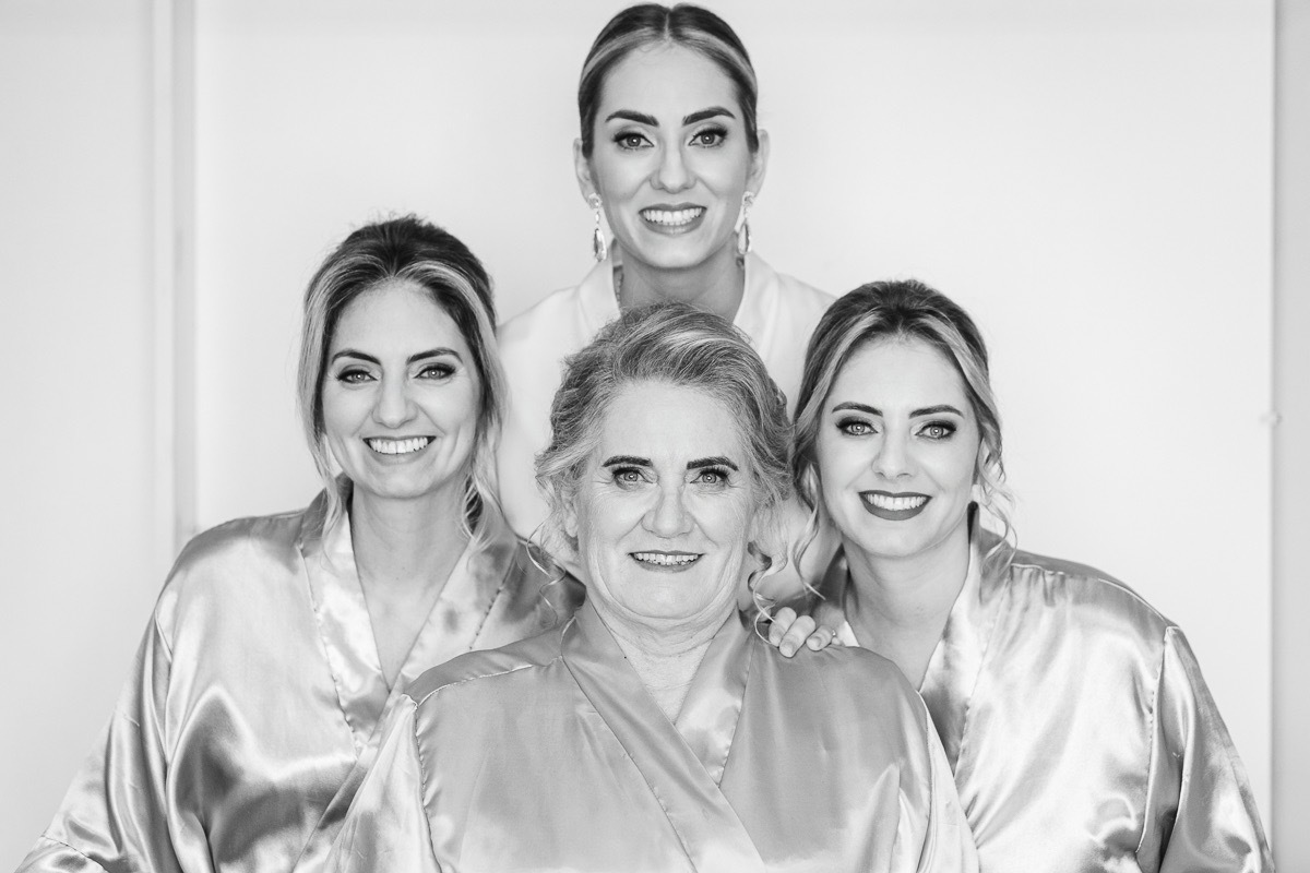 Making of noiva, noiva com mãe e irmãs no making of 