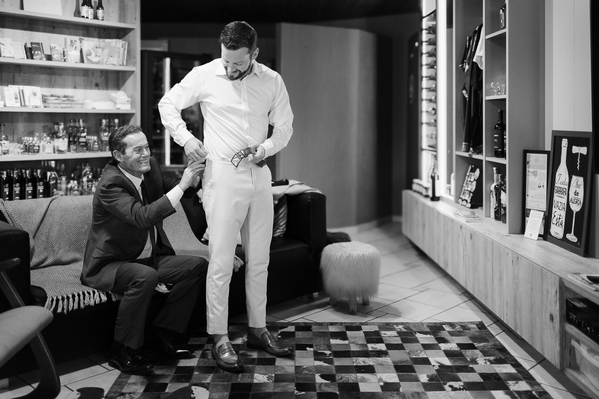 Noivo se arrumando, making of noivo, pai ajudando o noivo a se arrumar