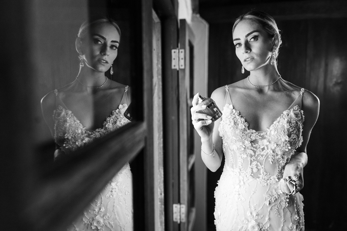 retrato de noiva, making of noiva, vestido de noiva, noiva passando perfume