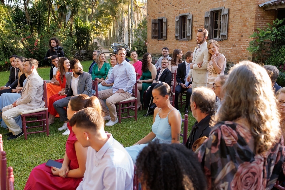 Entrada do noivo, cerimonia de casamento