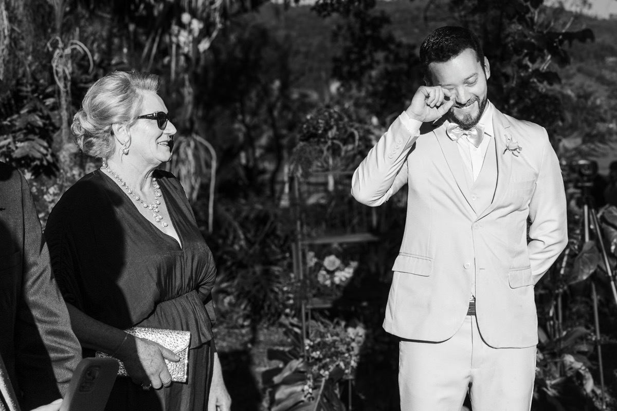 Noivo emocionado, terno do noivo