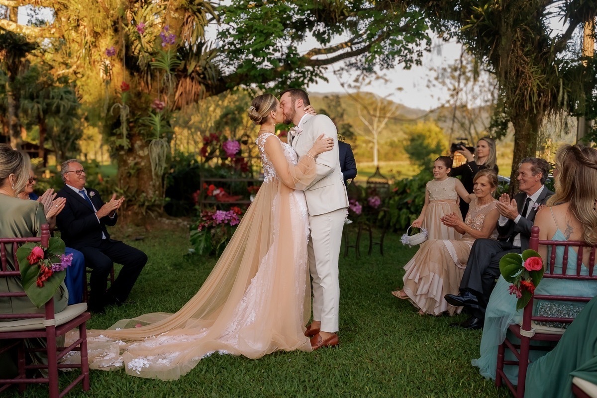 Noivos se beijando no casamento, retrato dos noivos