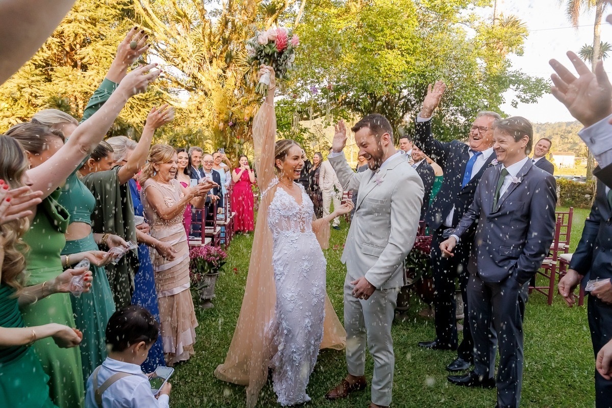 Chuva de arroz no casamento, noivos felizes