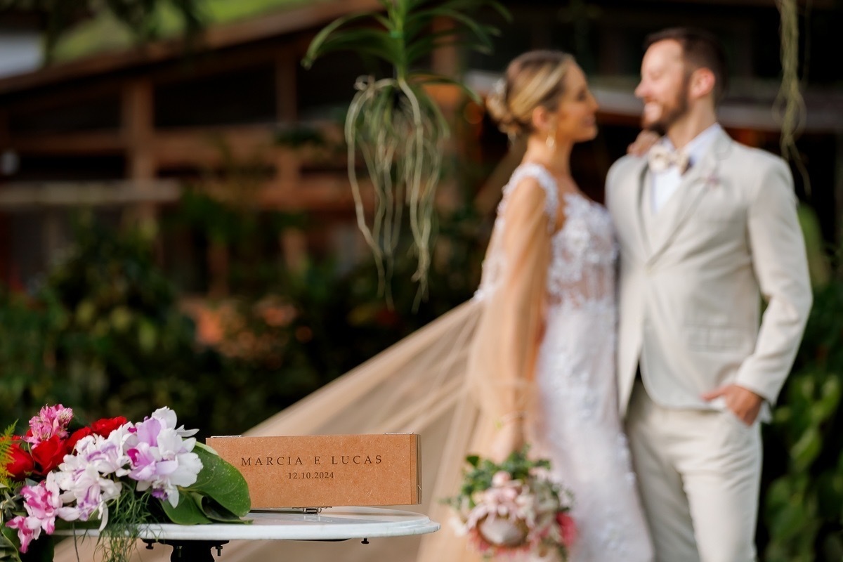 Retrato dos noivos no casamento, noivos felizes, vestido de noiva, terno de noivo