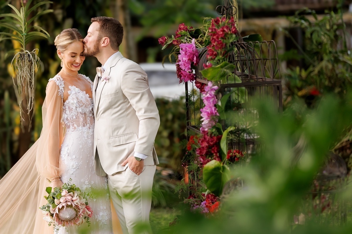 Retrato dos noivos no casamento, noivos felizes, vestido de noiva, terno de noivo