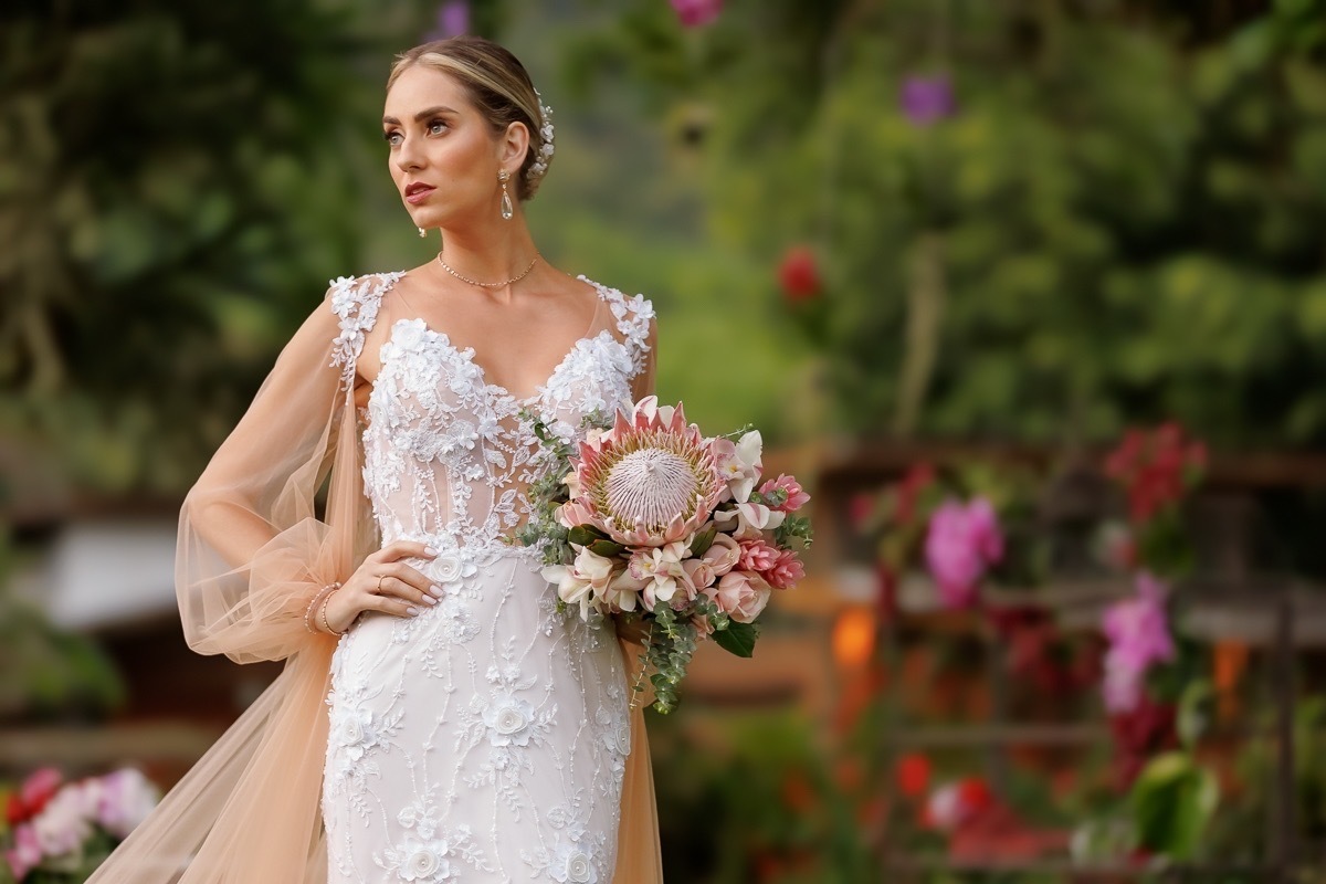 Retrato da noiva no casamento, noiva feliz, vestido de noiva,