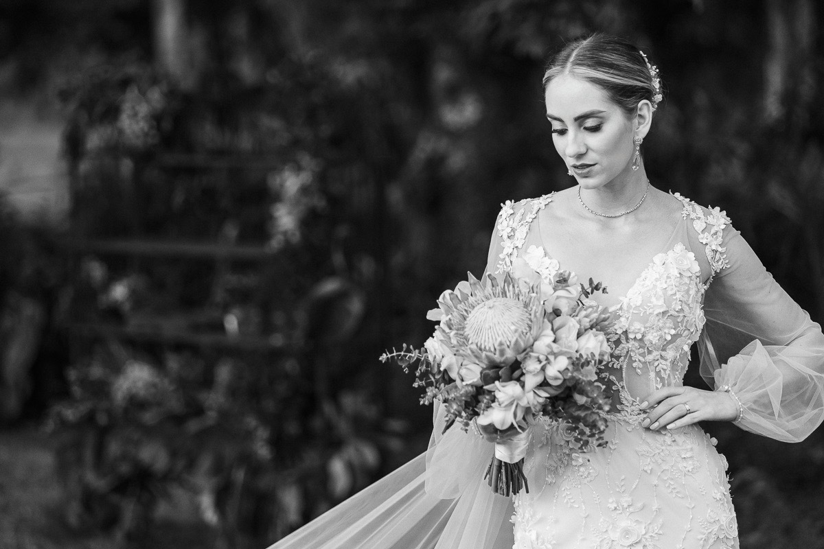 Retrato da noiva no casamento, noiva feliz, vestido de noiva,