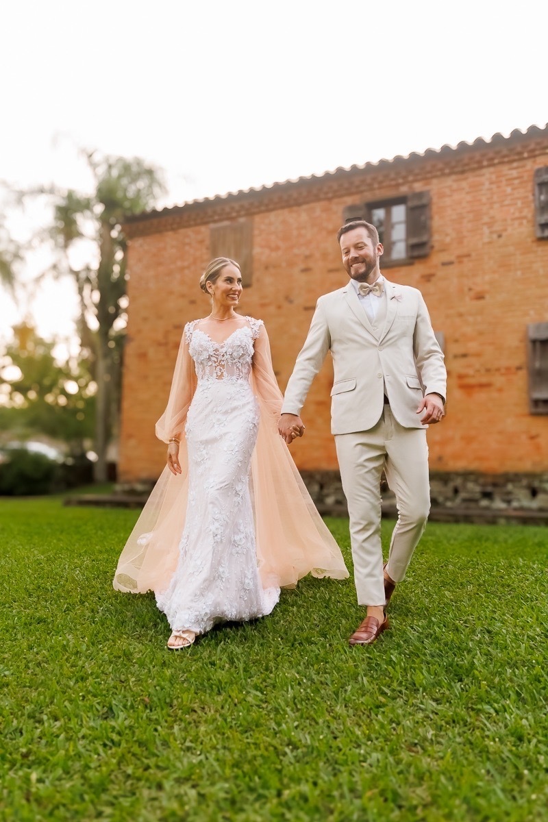 Retrato dos noivos no casamento, noivos felizes, vestido de noiva, terno de noivo