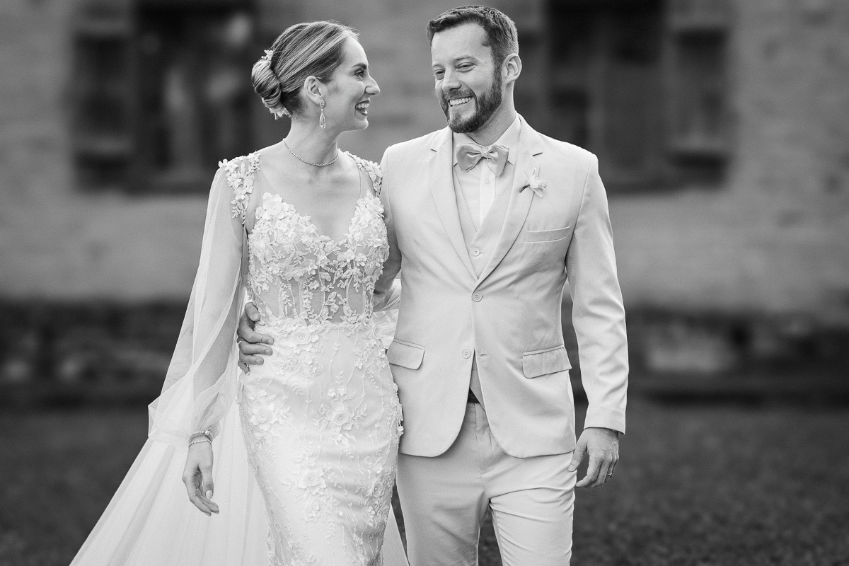 Retrato dos noivos no casamento, noivos felizes, vestido de noiva, terno de noivo